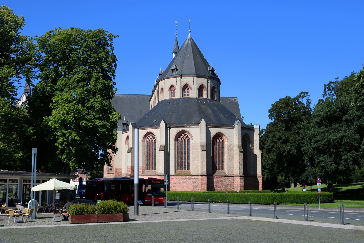 St.-Ludgeri-Kirche am historischen Marktplatz in Norden, Blickrichtung Westen. [26.7.2017 - 10:37 Uhr]