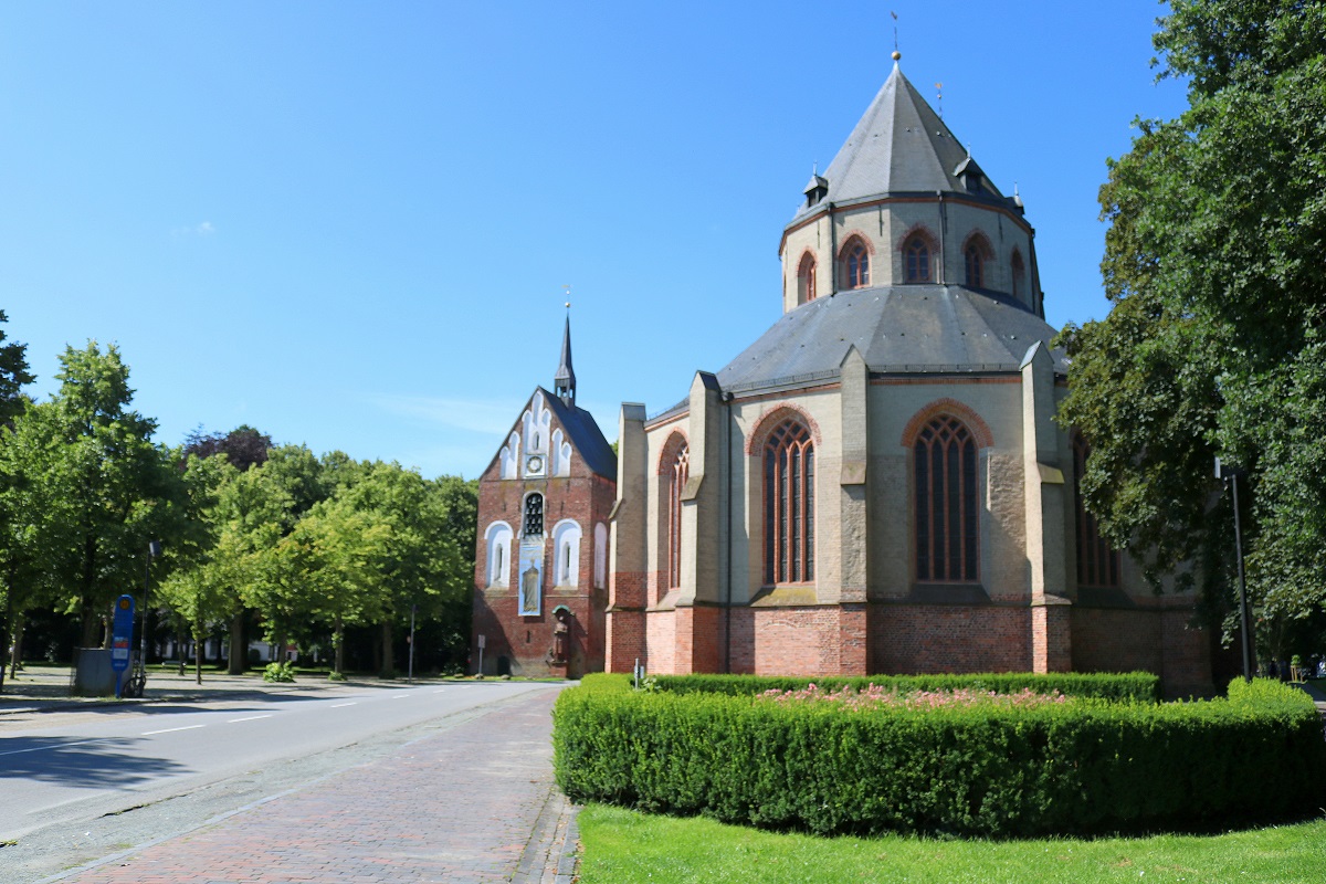 St.-Ludgeri-Kirche mit daneben stehendem Glockenturm am historischen Marktplatz in Norden, Blickrichtung Westen. [26.7.2017 - 12:09 Uhr]