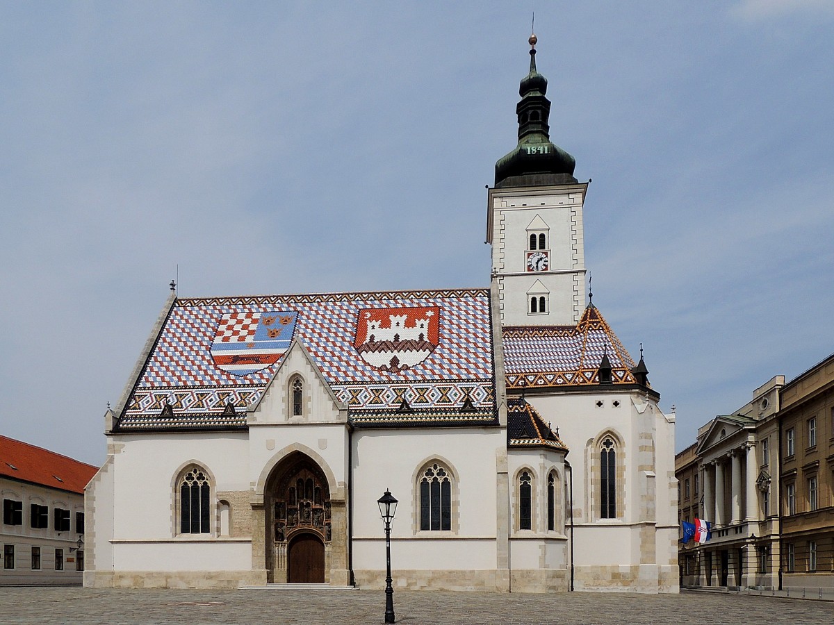 St.-Markus-Kirche (Crkva sv. Marka )mit emaillierter Ziegeldacheindeckung und den beiden eingearbeiteten Wappen befindet sich am Markusplatz in ZAGREB; 130420