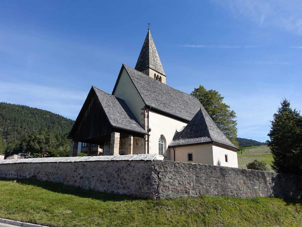 St. Michael, Pfarrkirche St. Michael, romanischer Turm von 1353, Chor erbaut um 1500, Langhaus 17. Jahrhundert (14.09.2019)