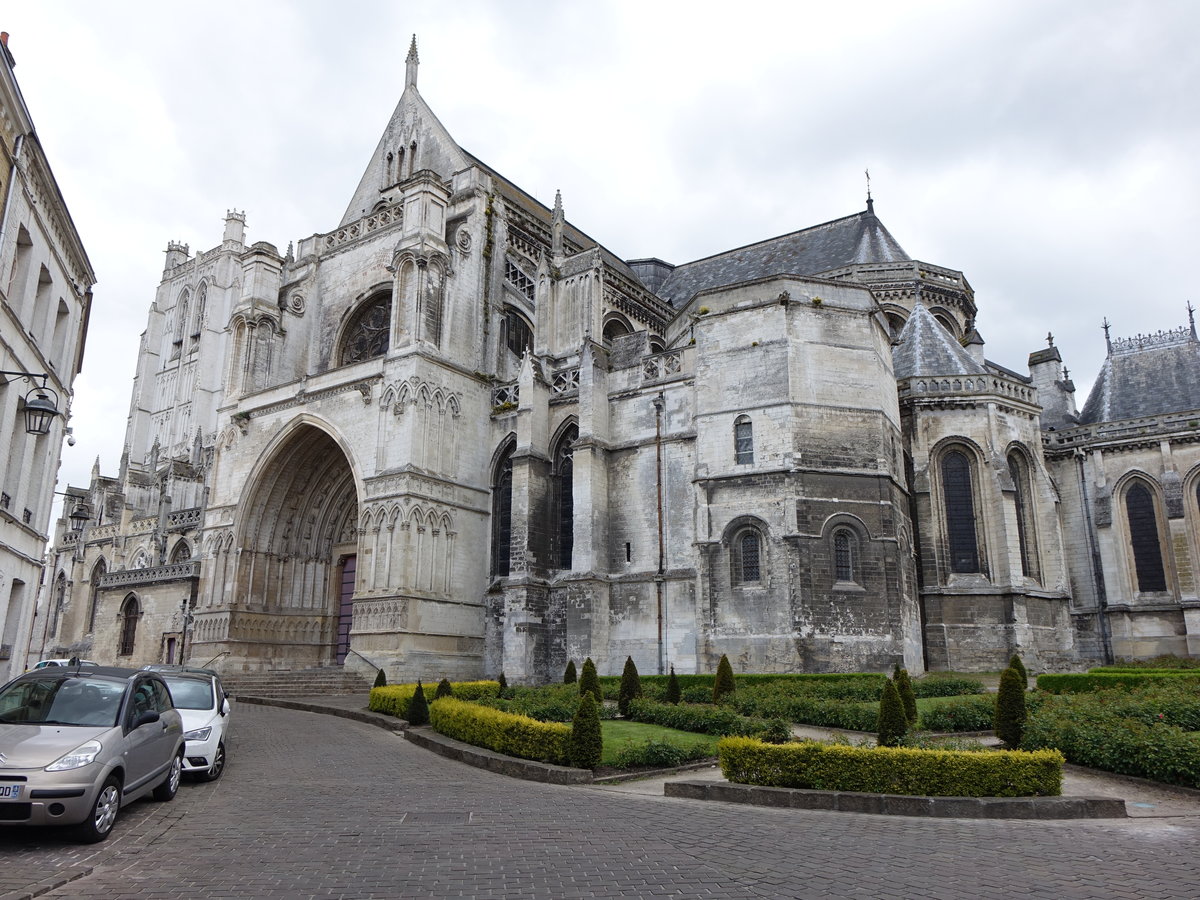 St. Omer, Kathedrale Notre Dame, erbaut ab 1191, dreischiffige Basilika mit ebenfalls dreischiffigem Querhaus und Umgangschor (14.05.2016)