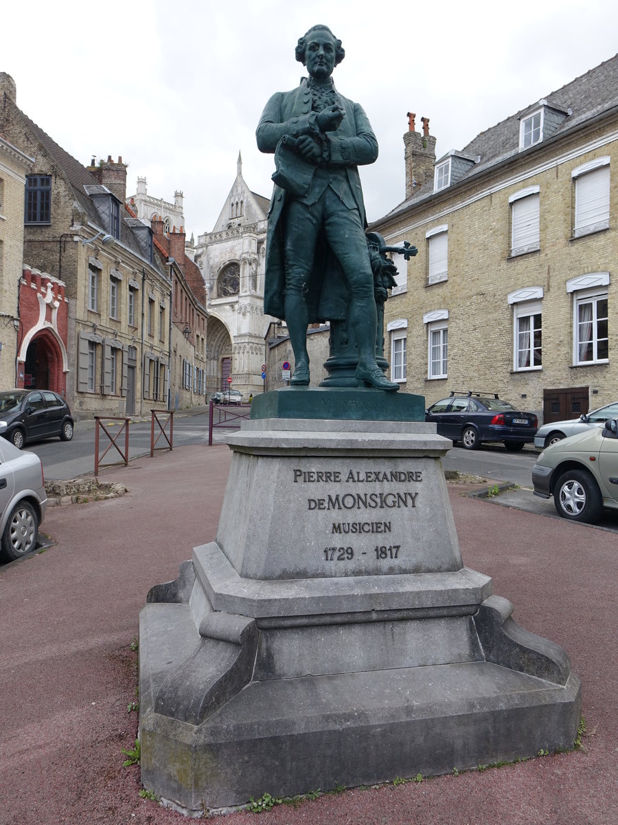 St. Omer, Pierre de Monsigny Denkmal am Place Sithieu (14.05.2016)