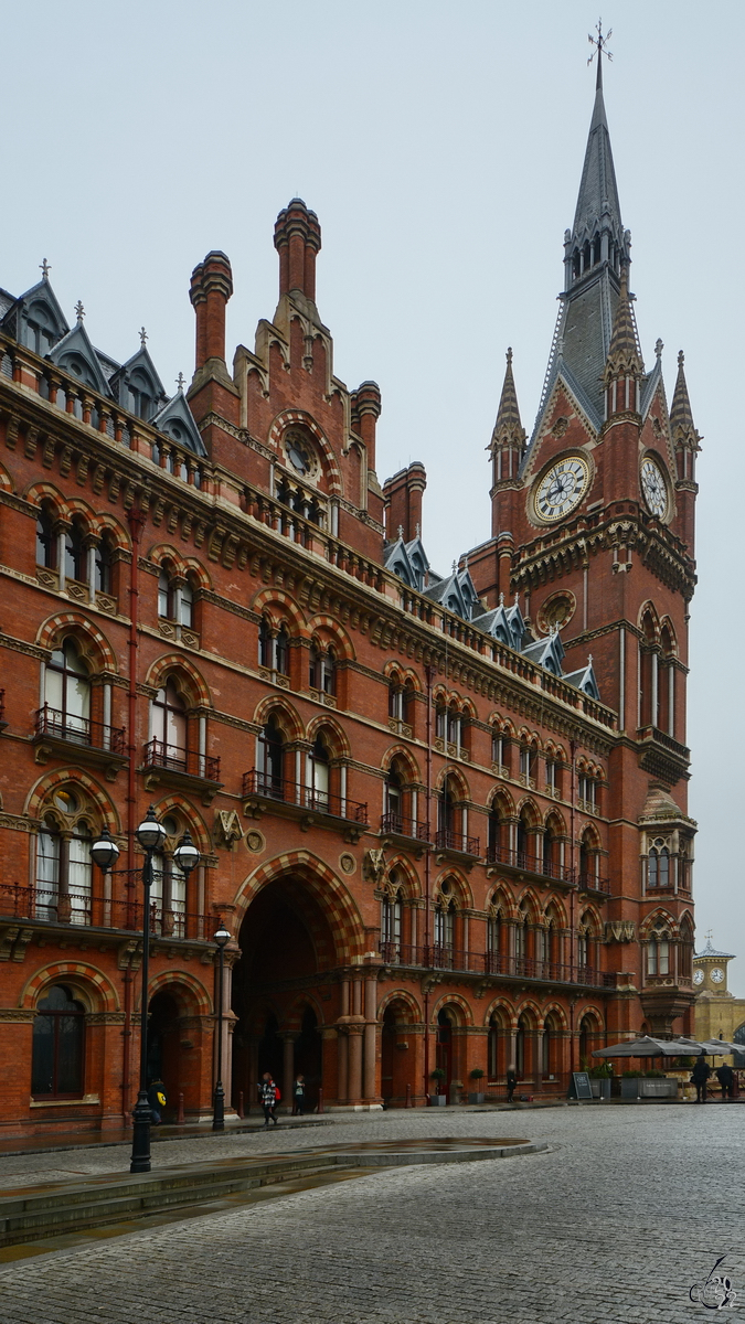 St Pancras ist einer der Hauptbahnhfe von London. (Februar 2015)