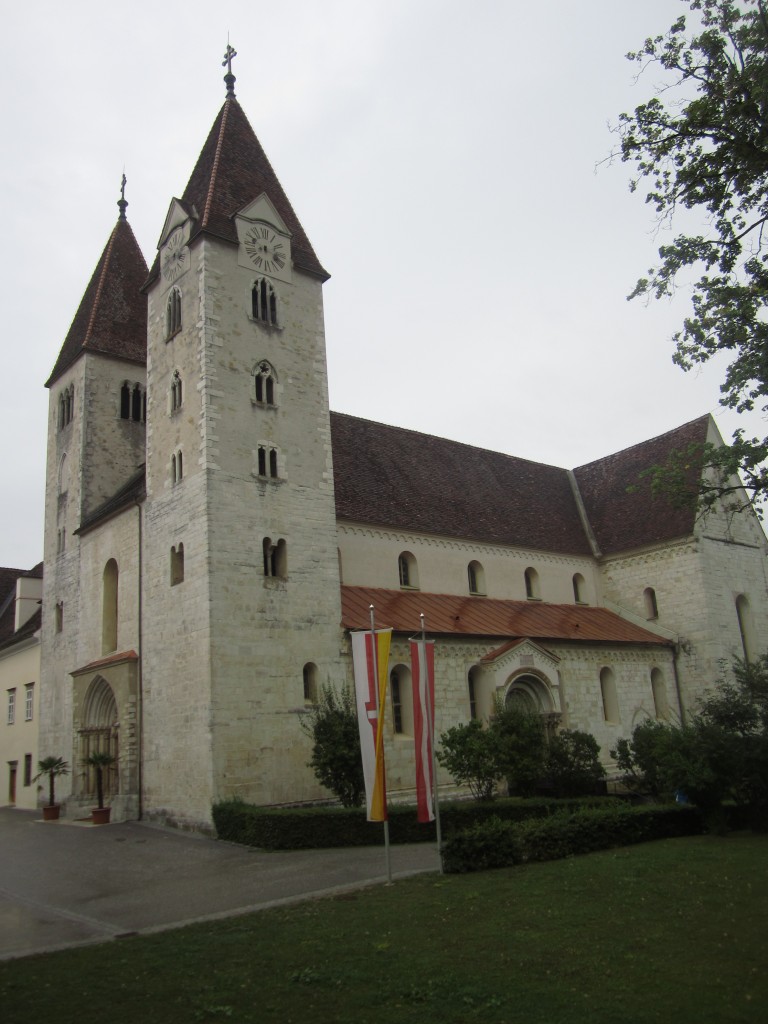 St. Paul im Lavanttal, Stiftskirche St. Paul, erbaut von 1159 bis 1222, romanische 
Pfeilerbasilika mit westlicher Doppelturmfassade (20.08.2013)