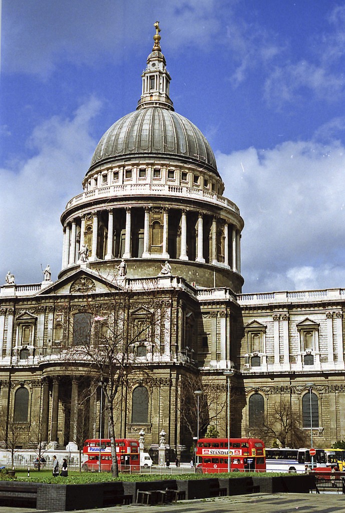 St Paul’s Cathedral ist eine Bischofskirche im Londoner Stadtbezirk (City) und ist Sitz des Bischofs der Dizese London der Church of England. Die St.-Pauls-Kathedrale gehrt zu den grten der Welt. Aufnahme: April 1986 (digitalisiewrtes Negativfoto).