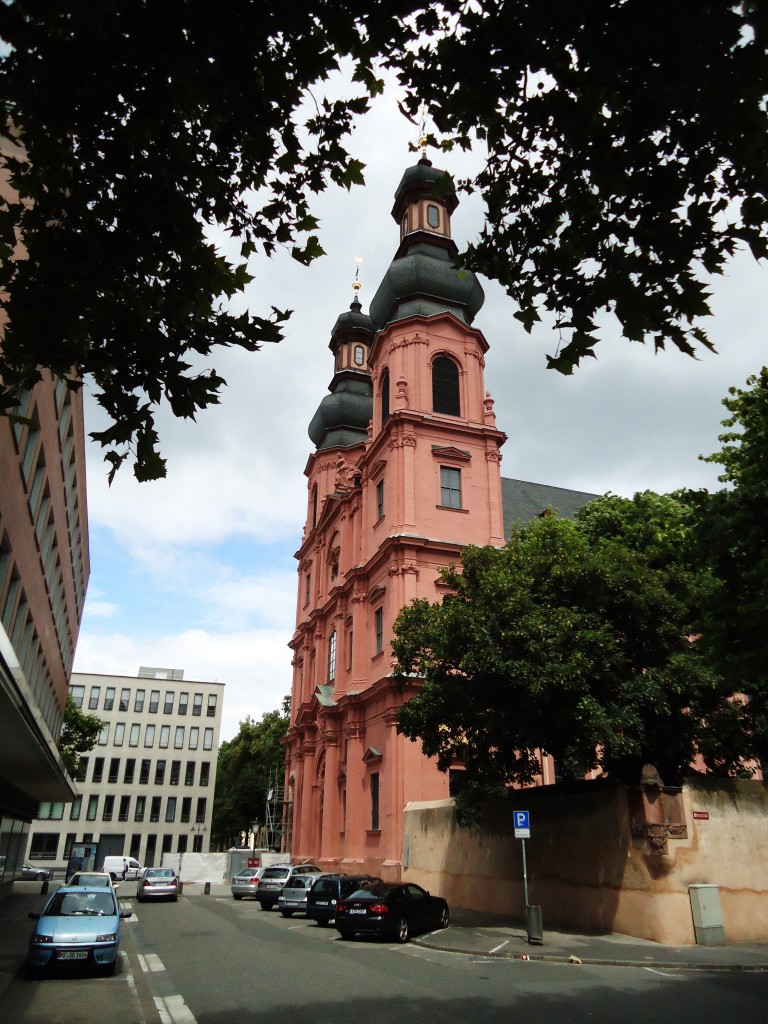 St. PETER in MAINZ/RHEIN,zu den bedeutendsten Barockbauten von  MEENZ  gehrend,
als Stiftskirche seit dem 10. Jhdt. dem Jesus-Apostel Petrus geweiht und in unmittelbarer Nachbarschaft zum Landtagsgebude gelegen....am 10.7.2014
Im Innenraum findet sich in den prachtvollen Wand- und Deckenmalereien alle
Herrlichkeit des Rokoko wieder.....berwltigend!!!