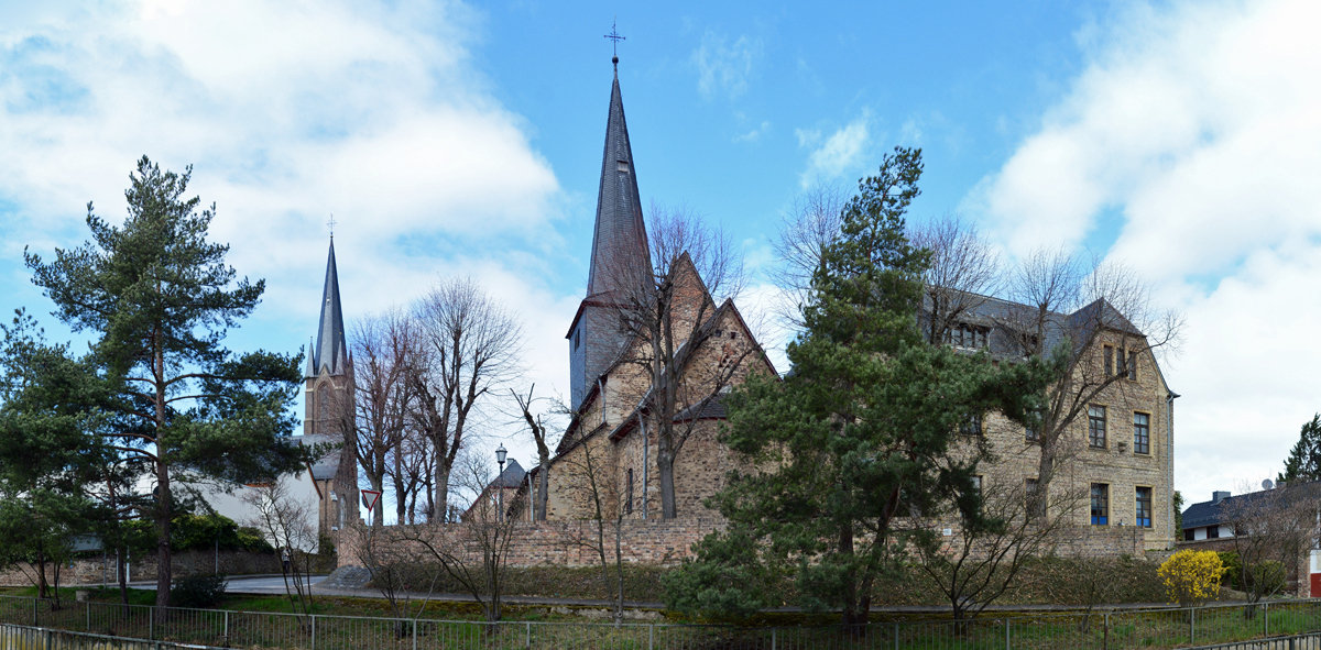 St. Petrus und Paulus-Kirchen in Odendorf (links hinten die neue Kirche, im Vordergrund die alte K.) 01.04.2015