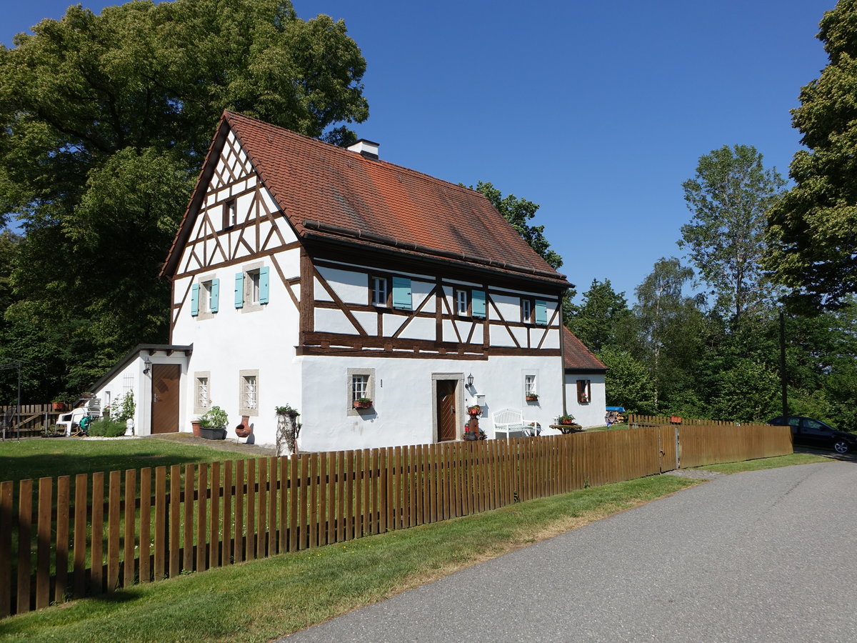 St. Quirin, Mesnerhaus, Zweigeschossiger Steildachbau, Obergeschoss und Giebel Holzfachwerk, im Kern Mitte 17. Jahrhundert (21.05.2018)