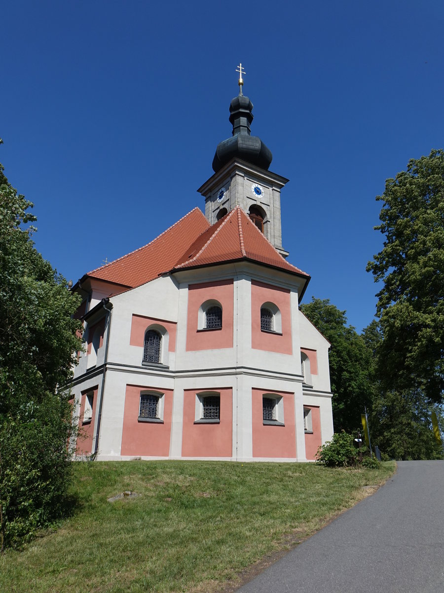 St. Quirin, Wallfahrtskirche St. Quirin, Saalkirche mit Seitenemporen, Walmdach und eingezogenem fnfseitig geschlossenem Chor. Flankenturm mit Zwiebelhaube, erbaut um 1680 (21.05.2018)