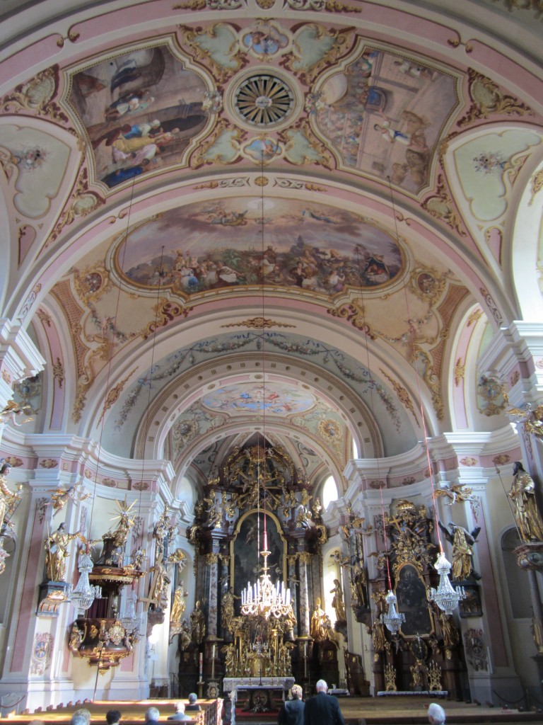 St. Veit am Vogau, Wallfahrtskirche St. Vitus, Hochaltar von V. Kniger, Deckenfresken von F. Barasuttis von 1914 (21.08.2013)