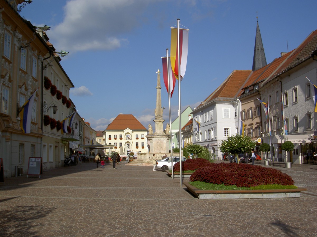 St. Veit an der Glan, Oberer Platz mit Pestsäule von 1715 (02.10.2013)