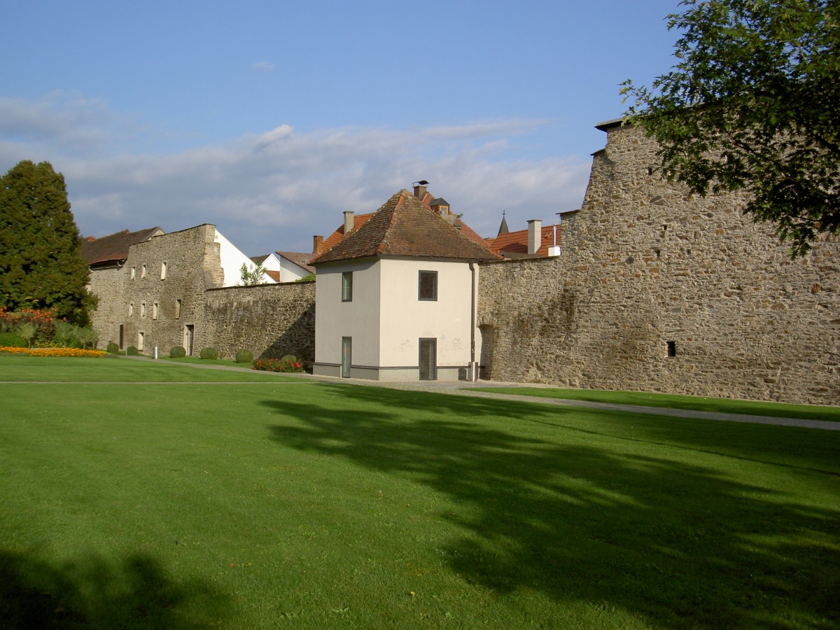 St. Veit an der Glan, Stadtmauer am Graben (02.10.2013)