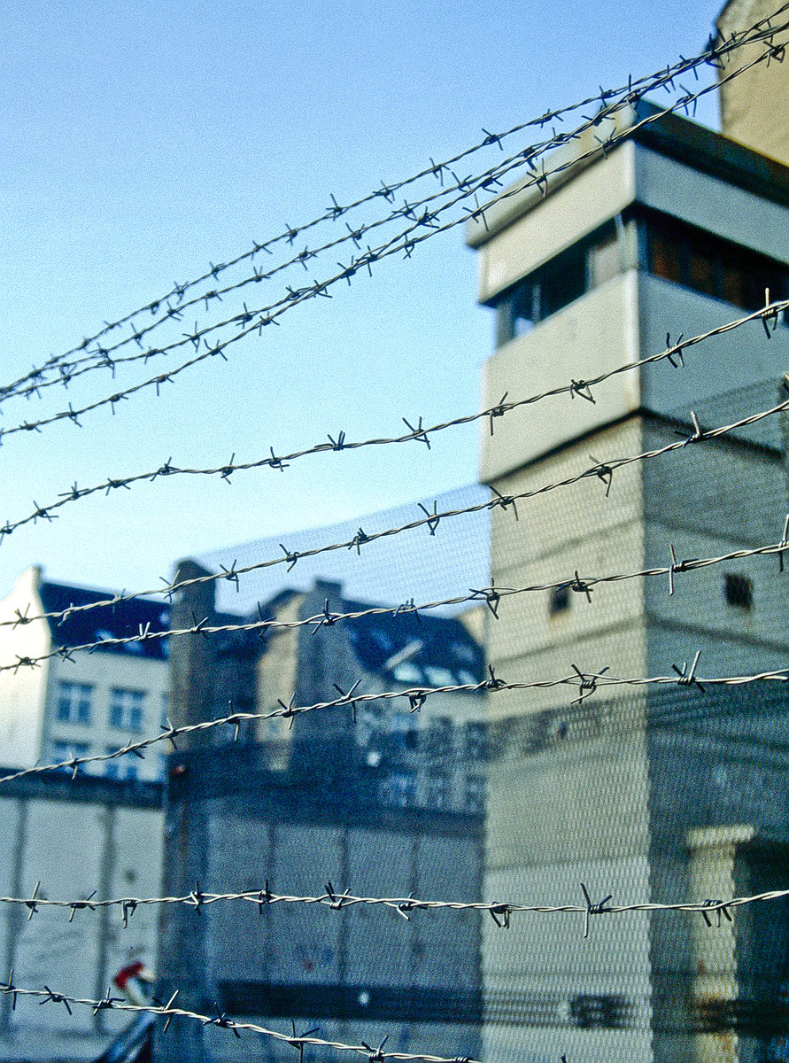 Stacheldraht vor ehemaligem DDR-Wachtturm an der Zimmerstrae in Berlin. Bild vom Dia. Aufnahme: Oktober 1992.