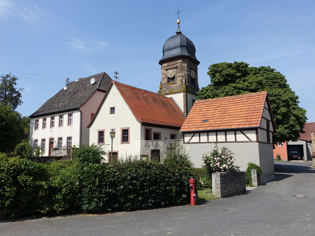 Stadelhofen, kath. Pfarrkirche Maria Himmelfahrt, Chorturmkirche mit Satteldach, erbaut ab 1712 (15.08.2017)