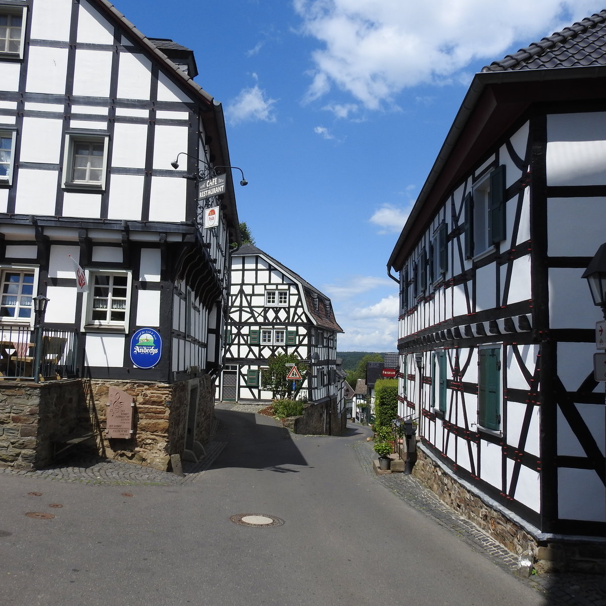 STADT BLANKENBERG AN DER SIEG
Hoch ber der Sieg und nahe bei HENNEF glnzt das Stdtchen,das durch die Burganlage der GRAFEN VON SAYN
ab 1245(bis 1805) Stadtrechte genoss,heute jedoch zu HENNEF/SIEG gehrt,
mit wunderschnem Fachwerk und Trmen und Mauern der einstigen Burganlage-am 20.7.2017...