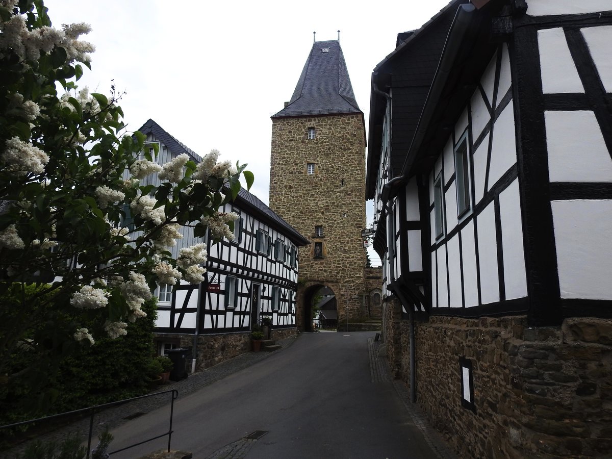 STADT BLANKENBERG BEI HENNEF/SIEG-KATHARINENTOR
Auf einem ca. 152 Meter hohen Bergkamm oberhalb der Siegschleife bei HENNEF liegt das malerische
Stdtchen mit seiner mehr als 800-jhrigen Geschichte..ein Besuch ist wie eine Zeitreise in die
Vergangenheit...Am Stadteingang das KATHARINENTOR aus dem 13./14. Jahrhundert,am 3.5.2019