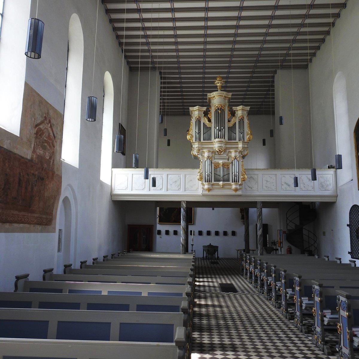 STADT BLANKENBERG-PFARRKIRCHE ST. KATHARINA
Die rmisch-katholische Pfarrkiche ist eines der Wahrzeichen des mittelalterlichen Stdtchens hoch ber der SIEG nahe HENNEF-sitzt man bei einem Besuch des Ortes an einem Wochentag ganz allein in dem Gotteshaus,
vermag man kaum zu glauben,welche Geschicke dieses Gebude zu ertragen hatte:
Baubeginn um 1245,im 17. Jahrhundert war ein Wiederaufbau der beschdigten Kirche notwendig,gegen Ende des 2. Weltkrieges erheblich beschdigt durch Einschlag von 3 Granaten,1983 wurde das Gebude durch Brand in
weiten Teilen zerstrt,wobei auch wertvolle mittelalterliche Wandmalereien zerstrt wurden....
Die erste Orgel wurde 1746 von BALTHASAR KNIG(KLN) gebaut,1876 durch Orgelbau BERTRAM umgestaltet,
1964 durch ORGELBAU KLAIS(BONN) erneuert,beim groen Brand 1983 zerstrt und schlielich 1987 neu durch
KLAIS/BONN aufgebaut....
Wie unerschtterlich muss ein Glaube sein,der dieses Gotteshaus immer wieder neu erstehen lie.....
hier am 20.7.2017