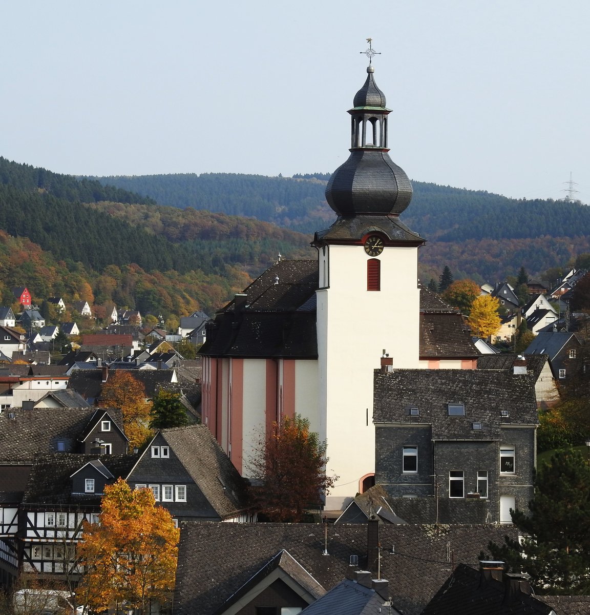 STADT DAADEN/WESTERWALD-EV. BAROCKKIRCHE
Erbaut 1722-24 an Stelle der frheren romanischen Kirche aus dem 12. Jahrhundert,von der nur der Turm
erhalten blieb und mit einer Zwiebelhaube versehen wurde...
Eine der schnsten und grten Schpfungen des Barock im Westerwald,im Innenraum mit der fr ev. Westerwaldkirchen typischen Anordnung von ALTAR/KANZEL und ORGEL in einer Achse...gekrnt von
einem Engel als Wetterfahne....am 17.10.2017...