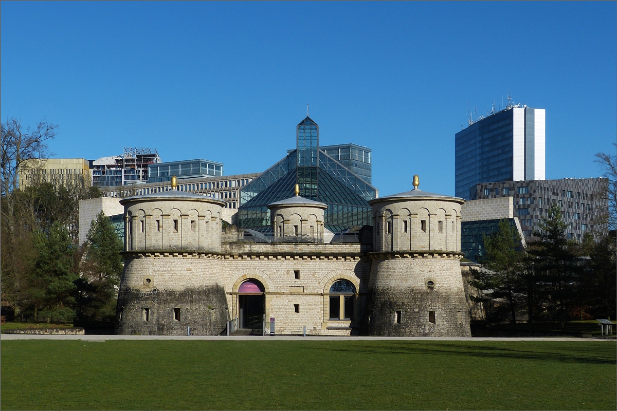 Stadt Luxemburg - Das Fort Thringen mit dem Museum fr Moderne Kunst aufgenommen am 05.02.2020. (Hans)
Das Muse d’Art Moderne Grand-Duc Jean, kurz Mudam, ist Luxemburgs Museum fr moderne Kunst. Es befindet sich auf dem Gelnde des Fort Thngen (Dri Eechelen) auf dem Kirchberg-Plateau in Luxemburg Stadt. Architekt des am 1. Juli 2006 erffneten Gebudes ist Ieoh Ming Pei, weshalb das Museum im Volksmund auch als Pei-Muse bekannt ist. Das Museum trgt den Namen von Groherzog Jean, dem Vater des derzeitigen Groherzogs Henri.