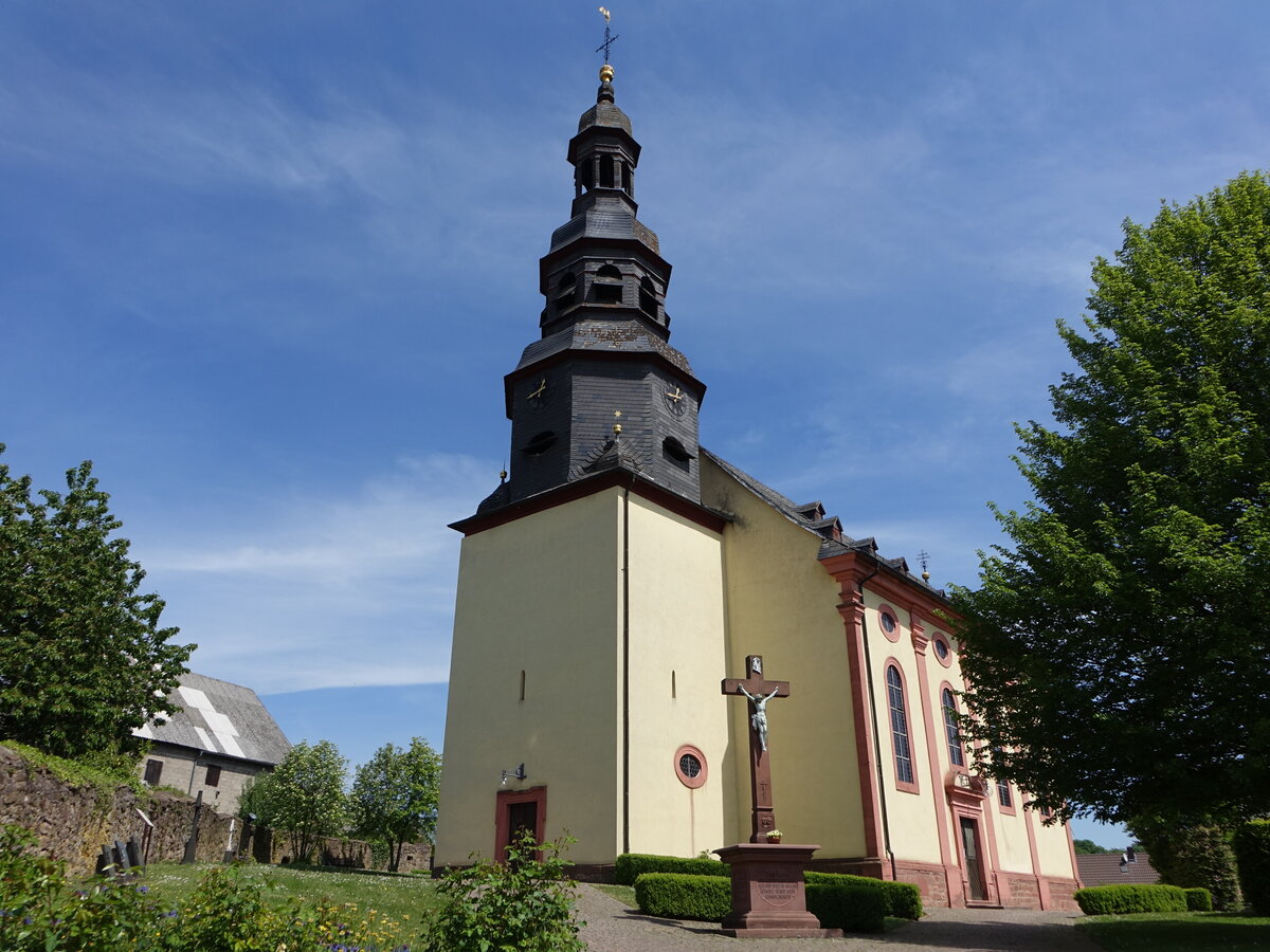 Stadtallendorf, kath. Pfarrkirche St. Katharina, erbaut 1732 (15.05.2022)