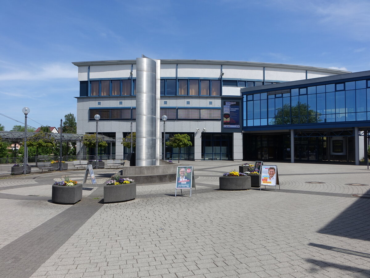 Stadtallendorf, modernes Rathaus in der Bahnhofstrae (15.05.2022)