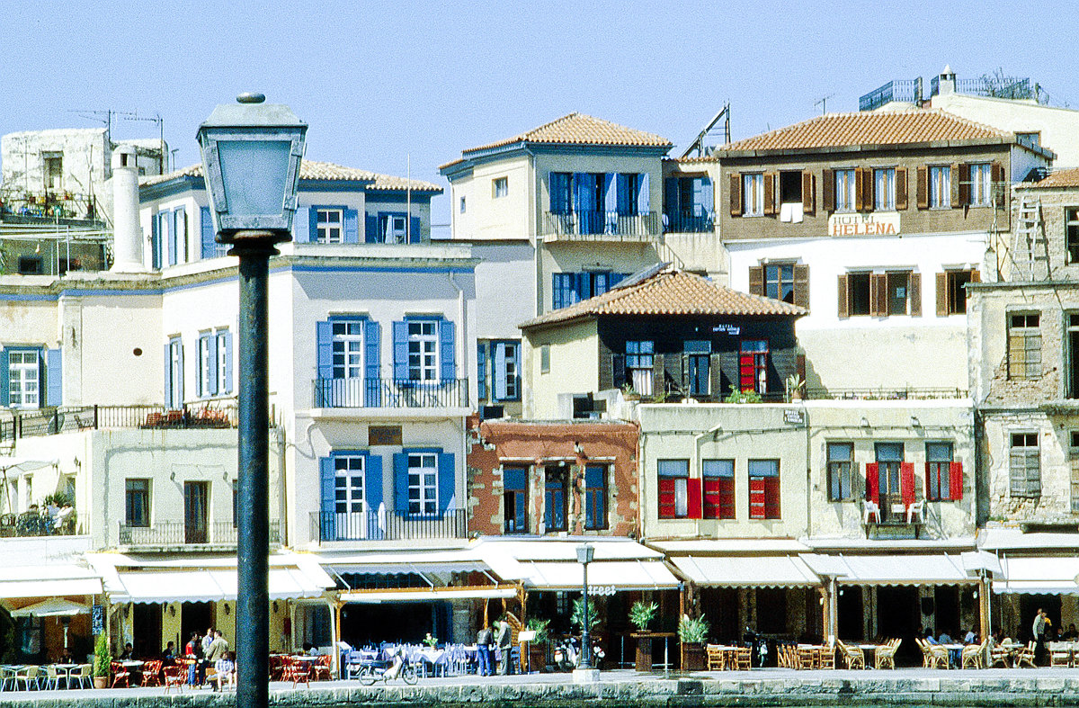 Stadtansicht von Chania auf Kreta. Bild vom Dia. Aufnahme: April 1999.
