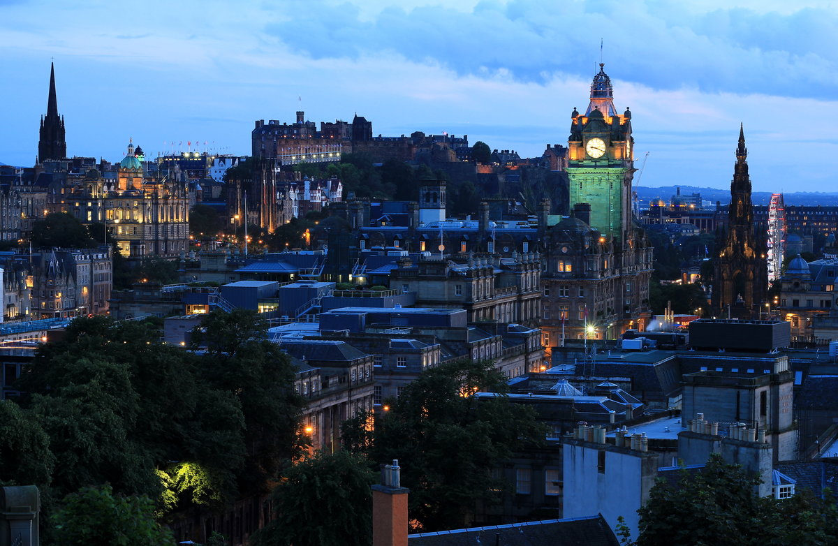 Stadtansicht von Edinburgh am 13.08.2019 von Calton Hill. Am Horizont ist das Edinburgh Castle zu sehen. 