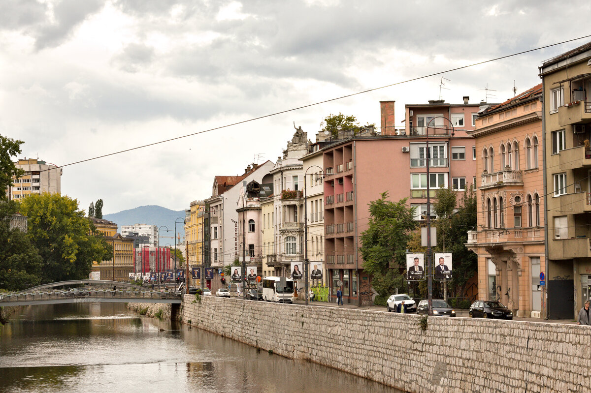 Stadtansicht von Sarajevo am 27.09.2022 am Miljacka. 