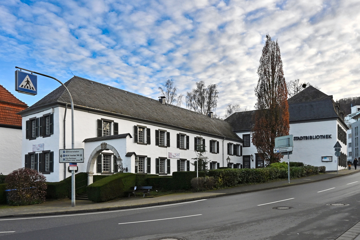 Stadtbibliothek von Bad Neuenahr gegenber vom Kurpark - 13.12.2020