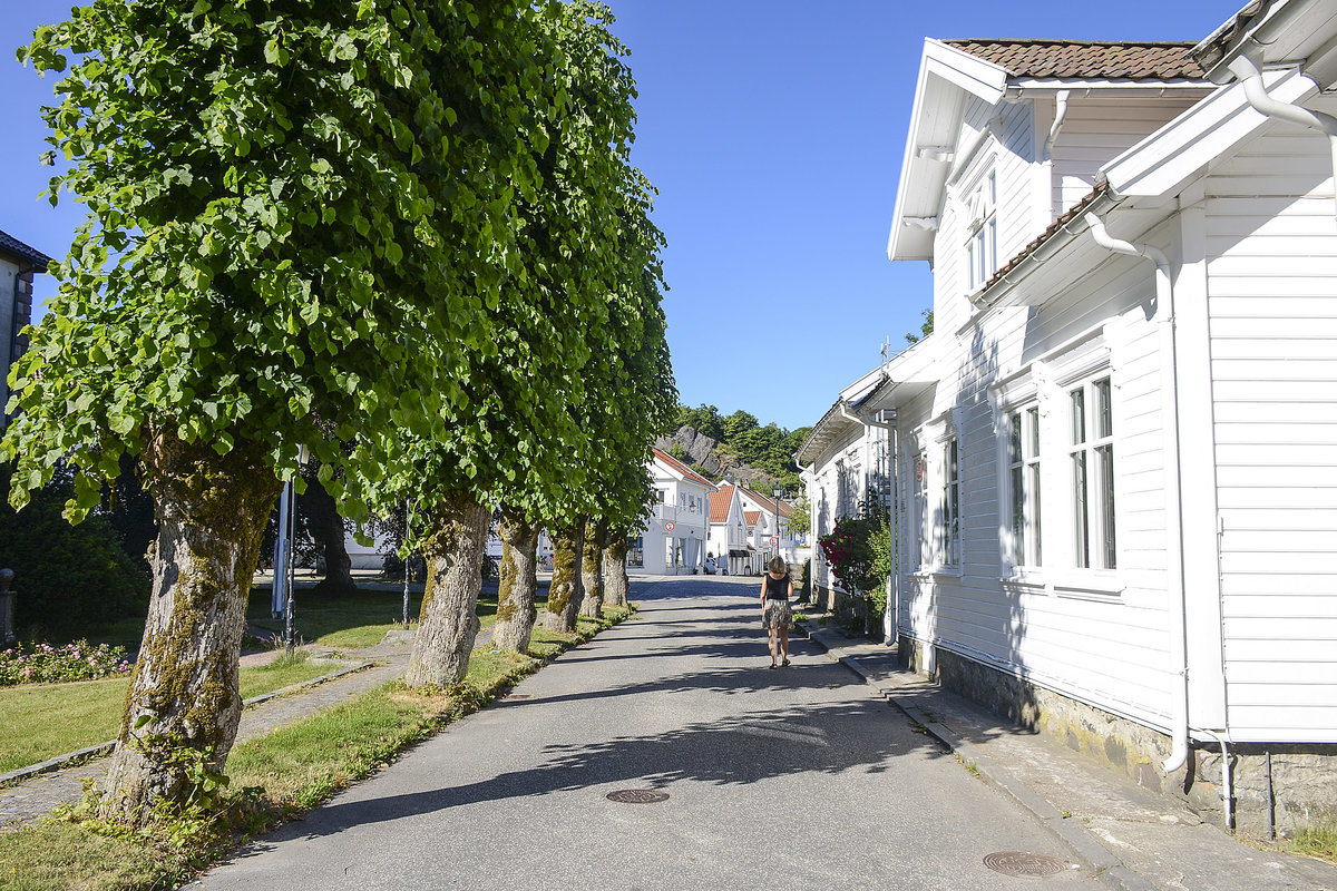 Stadtbild mit weien Husern in der Norwegischen Kleinstadt Mandal. Aufnahme: 1. Juli 2018.