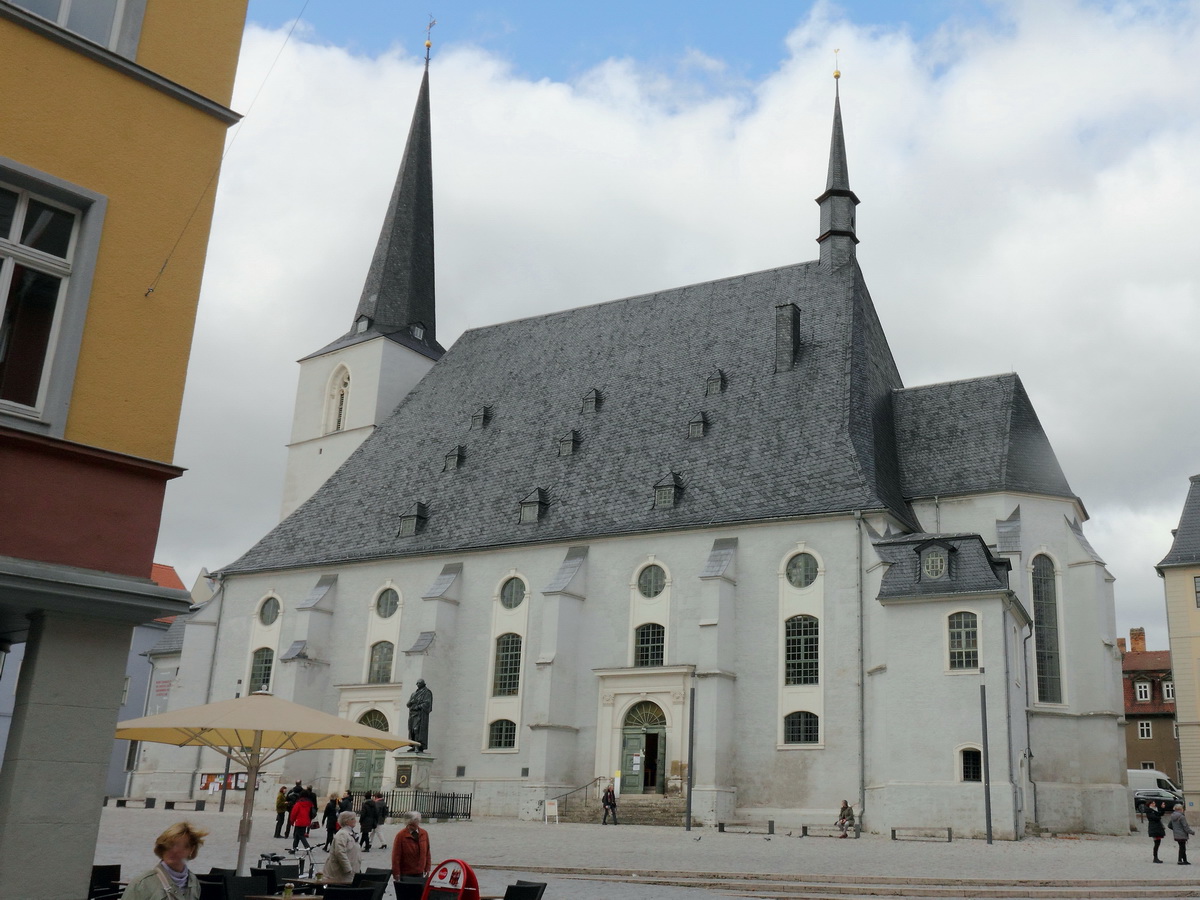 Stadtkirche Sankt Peter und Paul in Weimar, der im Volksmund als Herderkirche bezeichnete Bau, gesehen vom Herderplatz am 23. Oktober 2015.