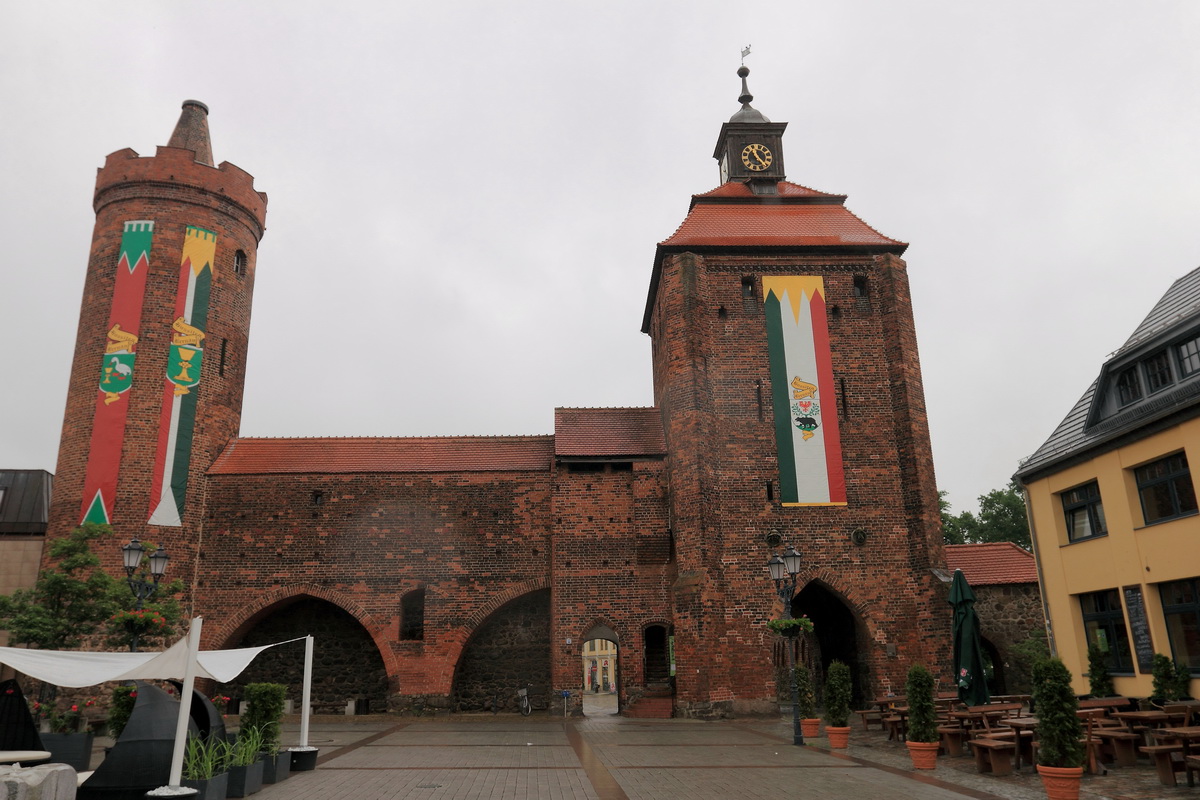 Stadtmauer mit Steintor und Hungerturm am 01. Juni 2016 in Bernau bei Berlin. Das Steintor ist das einzig erhaltene von ehemals drei Stadttoren.