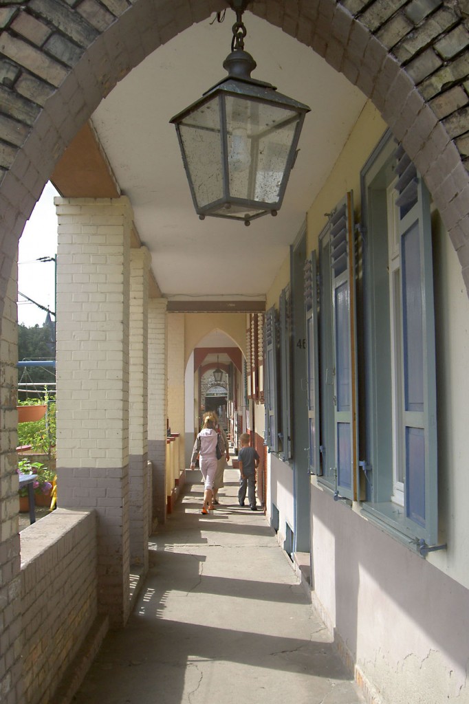 Stadtmauerweg in Bacharach. Aufnahme: Juli 2005.