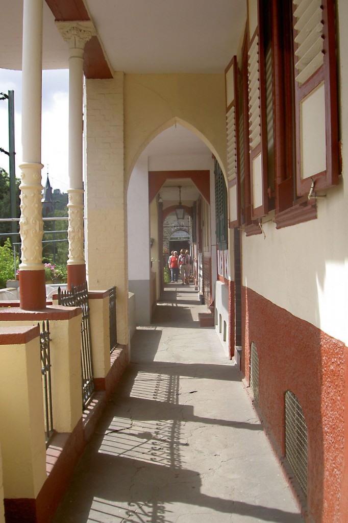 Stadtmauerweg in Bacharach. Aufnahme: Juli 2005.