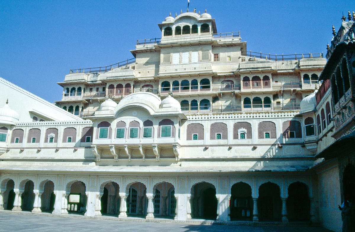 Stadtpalast von Jai Singh II. in Jaipur. Bild vom Dia. Aufnahme: November 1988.
