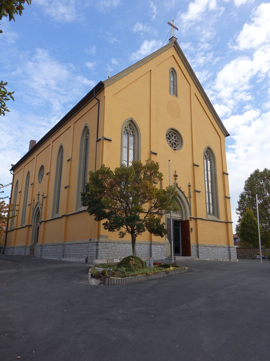 Stadtschwarzach, kath. Pfarrkirche Hl. Kreuz, Saalbau mit eingezogenem Chor und sdlich anschlieendem Turm, Chor erbaut 1467, neugotisches Langhaus von 1868 (16.10.2018)