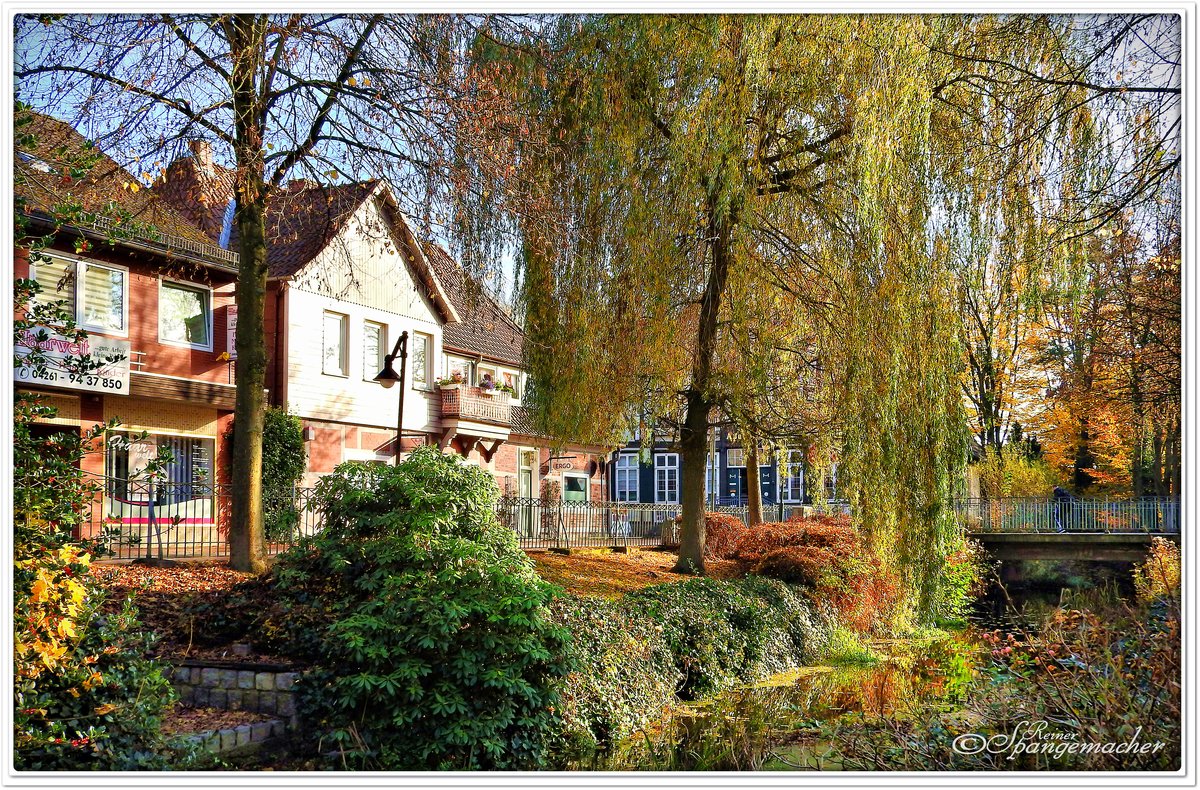 Stadtstreek in Zentrum von Rotenburg an der Wmme, ja dieses Flsschen fliet auch nach wenigen hundert Metern in die Wmme, im Hintergrund sehen wir noch die historische alte Apotheke. Herbst 2016.