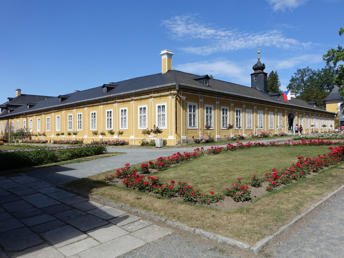 Stahlavy, Schloss Kozel, erbaut im 18. Jahrhunderts als vierflgeliges einstckiges Gebude um einen rechteckigen Innenhof (06.07.2019)