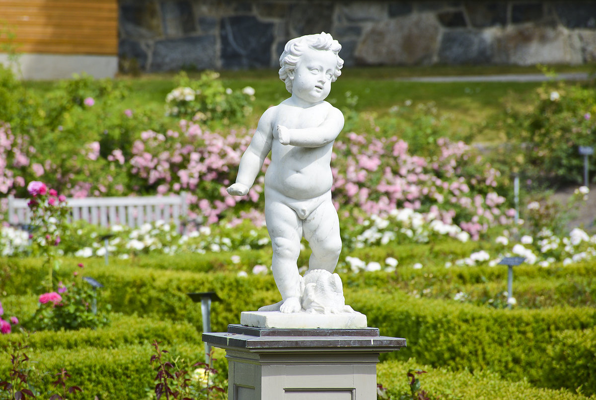 Statue am Caf Flickorna im Freilichtmuseum Skansen in Stockholm. Aufnahme: 26. Juli 2017.