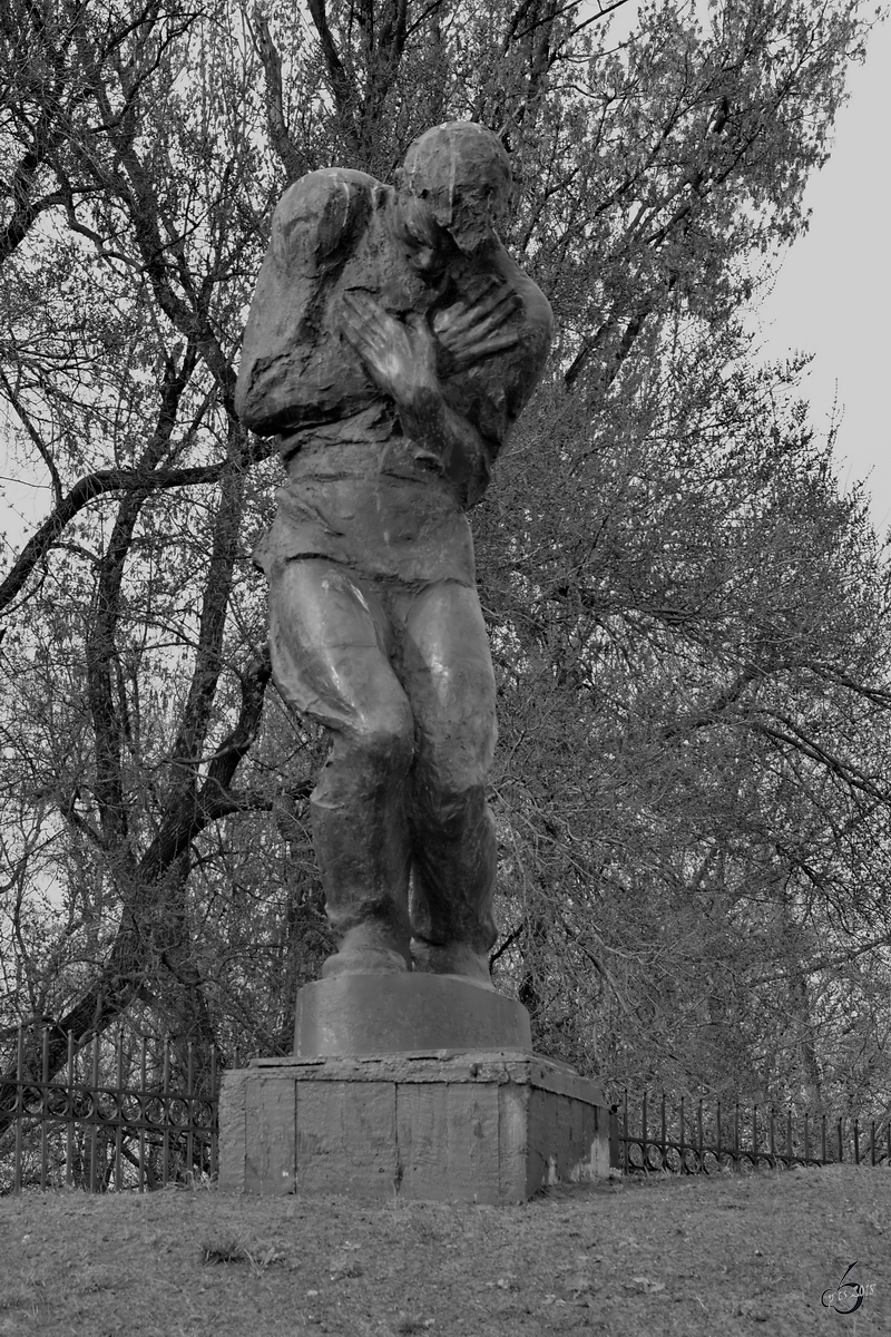 Statue eines getroffenen Soldaten im Zweiten Weltkrieg. (Kiew, April 2018)