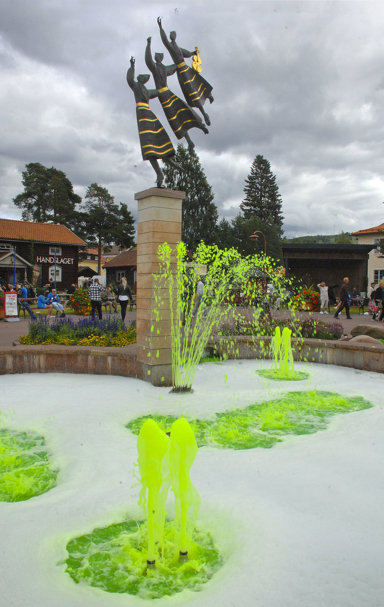 Statue und Springbrunnen am Marktplatz (schwedisch: Target) in Rttvik - Dalarna. Aufnahme: 30. Juli 2017.