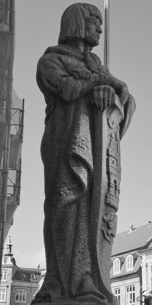 Statue vor dem Gebude der Kommunalverwaltung von Aalborg. (Juni 2018)