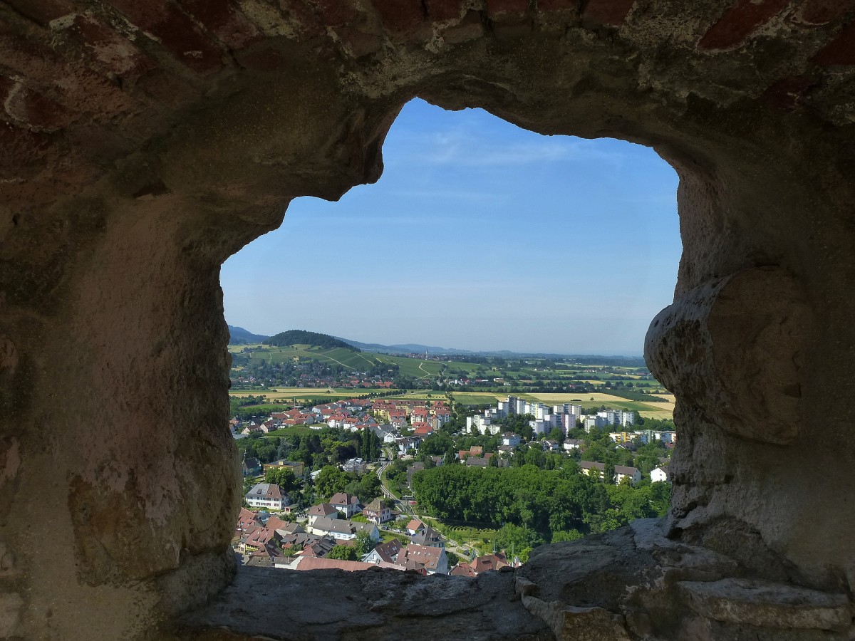 Staufen, Blick aus dem  Fenster  auf die Neubaugebiete der Stadt und das Markgrflerland, Juni 2014