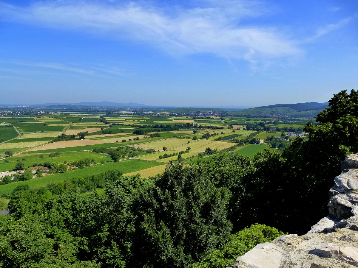 Staufen, Blick von der Burgruine ber die Rheinebene Richtung Norden, am Horizont der Kaiserstuhl, Juni 2014