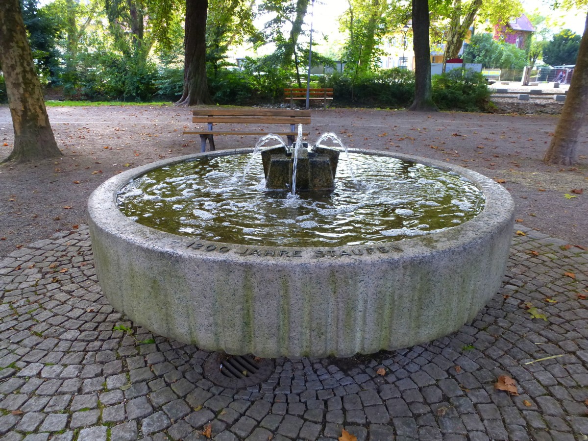 Staufen im Breisgau, der Brunnen wurde zum 1200-jhrigem Bestehen der Stadt aufgestellt, Okt.2013