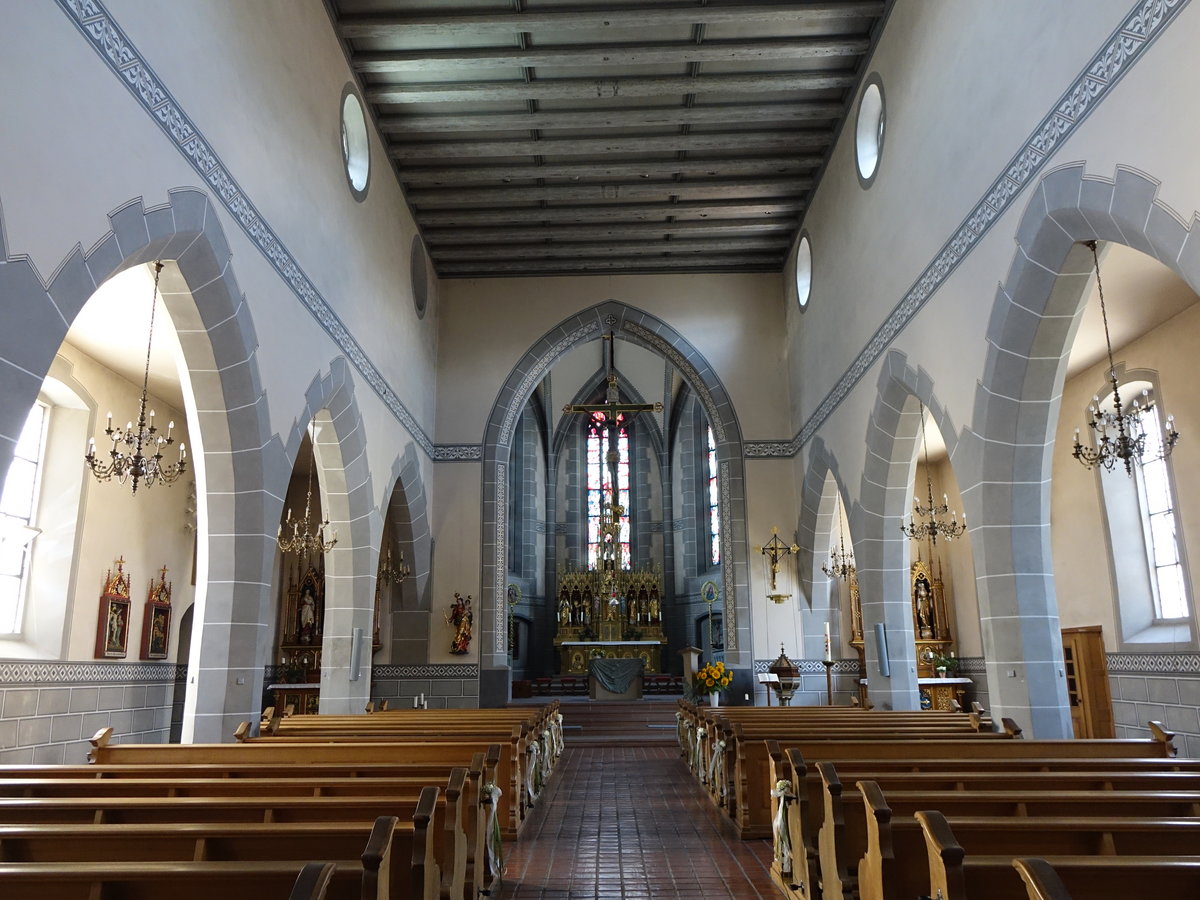 Staufen im Breisgau, neugotischer Innenraum der Pfarrkirche St. Martin (15.08.2016)
