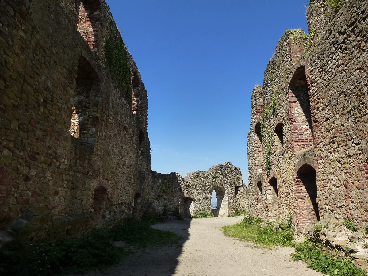 Staufen, die mchtigen Mauern der Burggebude haben die Jahrhunderte berdauert, Juni 2014