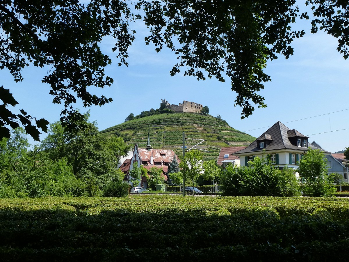 Staufen im Markgrflerland, Blick vom Stadtsee zur Burgruine, Juni 2014