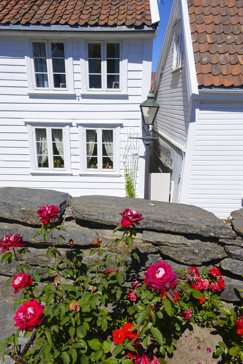 Stavanger, Norwegen - Hausfassade in der Altstadt Gamle Stavanger. Aufnahme: 2. Juli 2018.