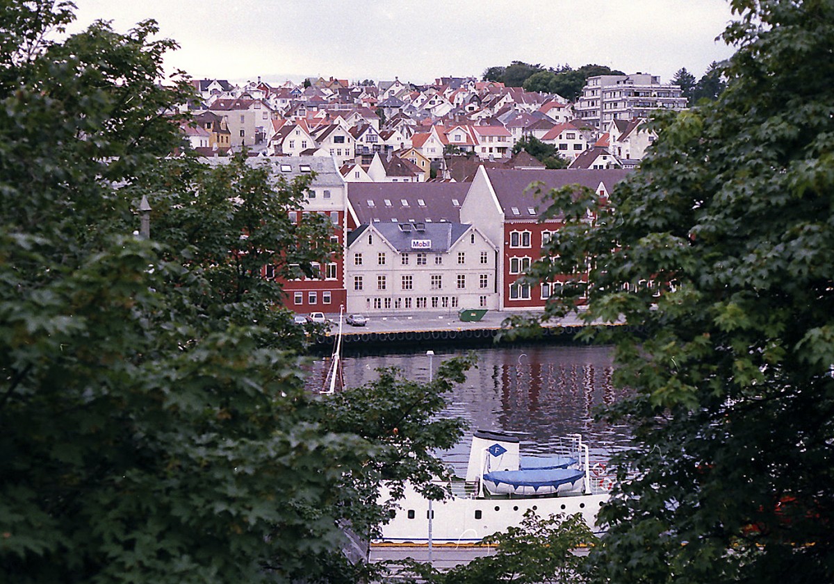 Stavanger von Valberget aus gesehen. Aufnahme: Juli 1985 (digitalisiertes Negativfoto).